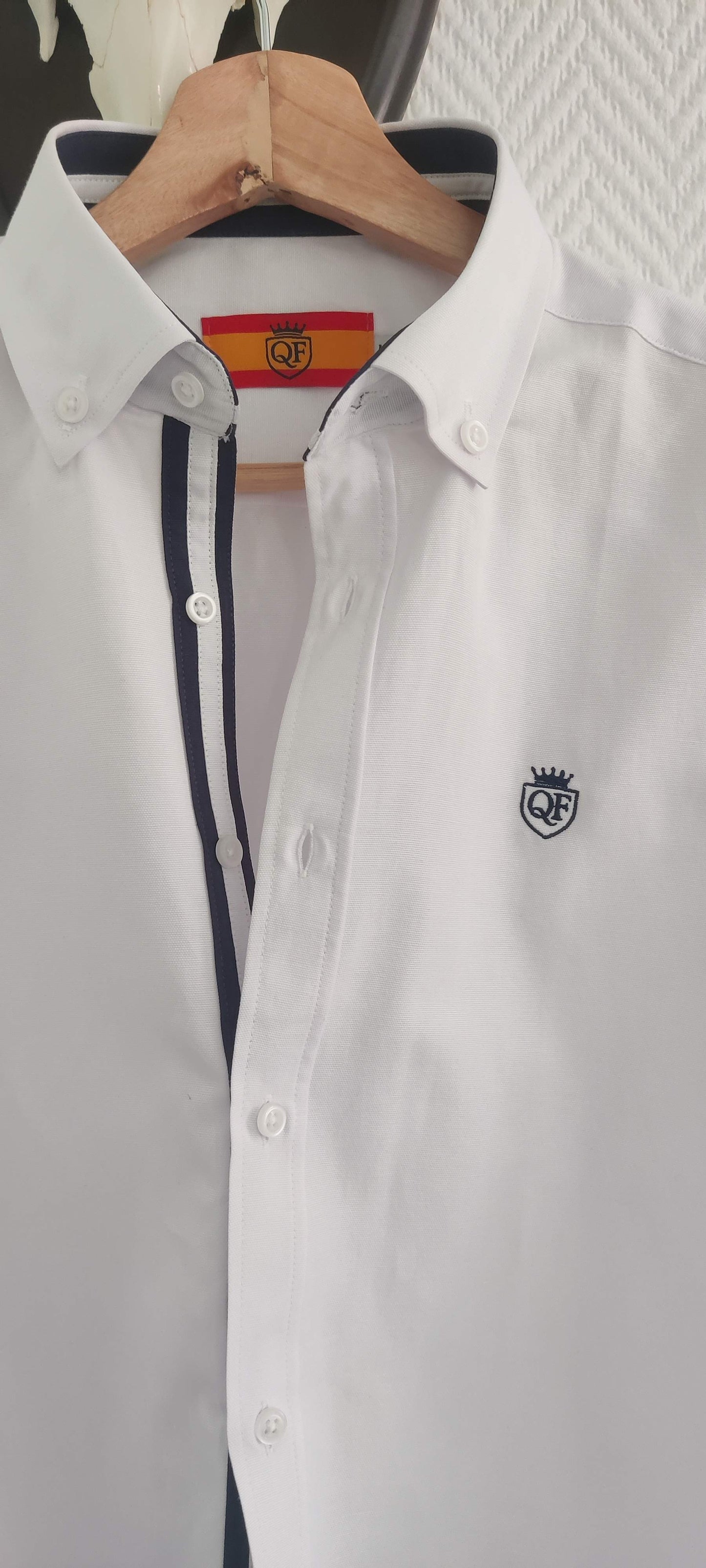 Camisa Clásica Blanca con Contraste Marino | Distinción y Detalle Español