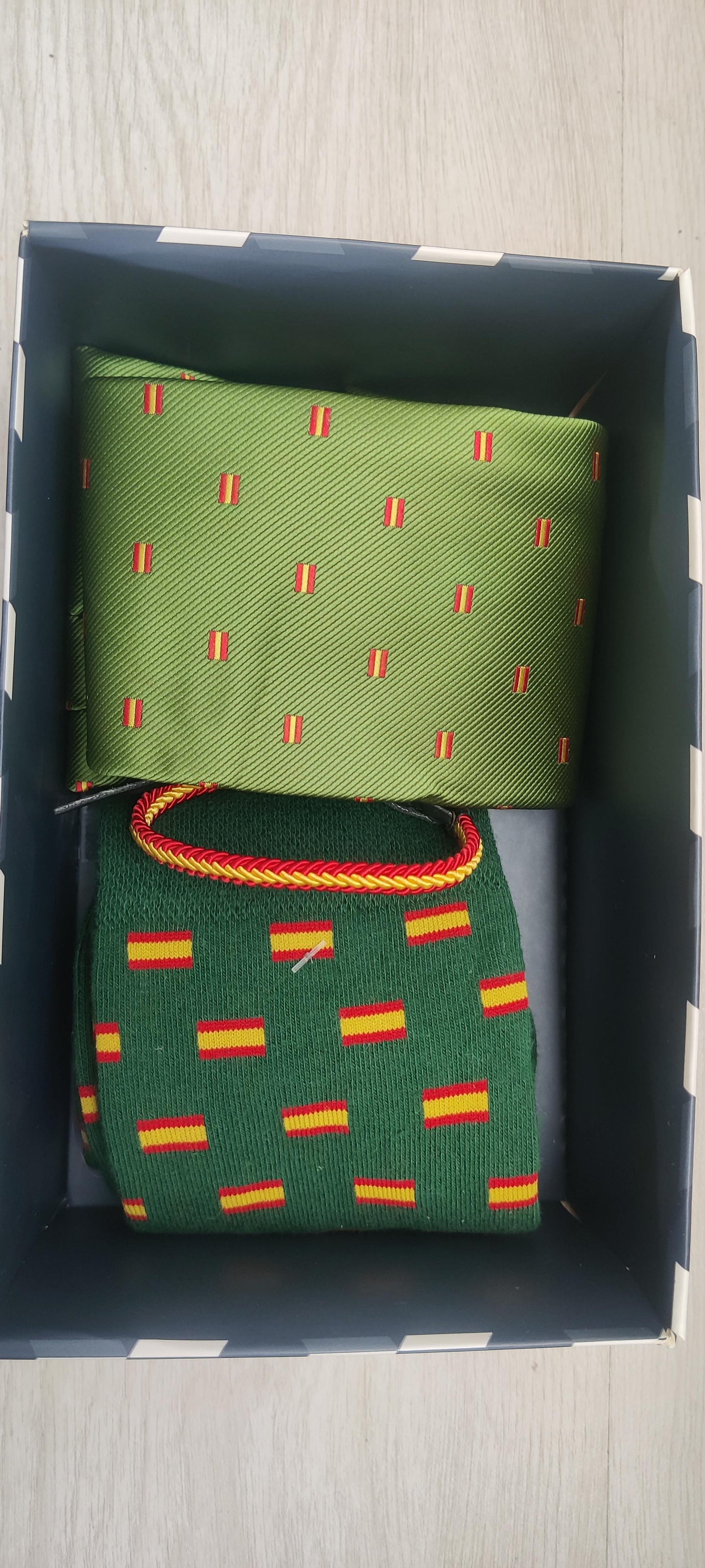 Pack Navidad Verde Bandera de España: Corbata de Seda Hecha a Mano, Calcetines y Pulsera