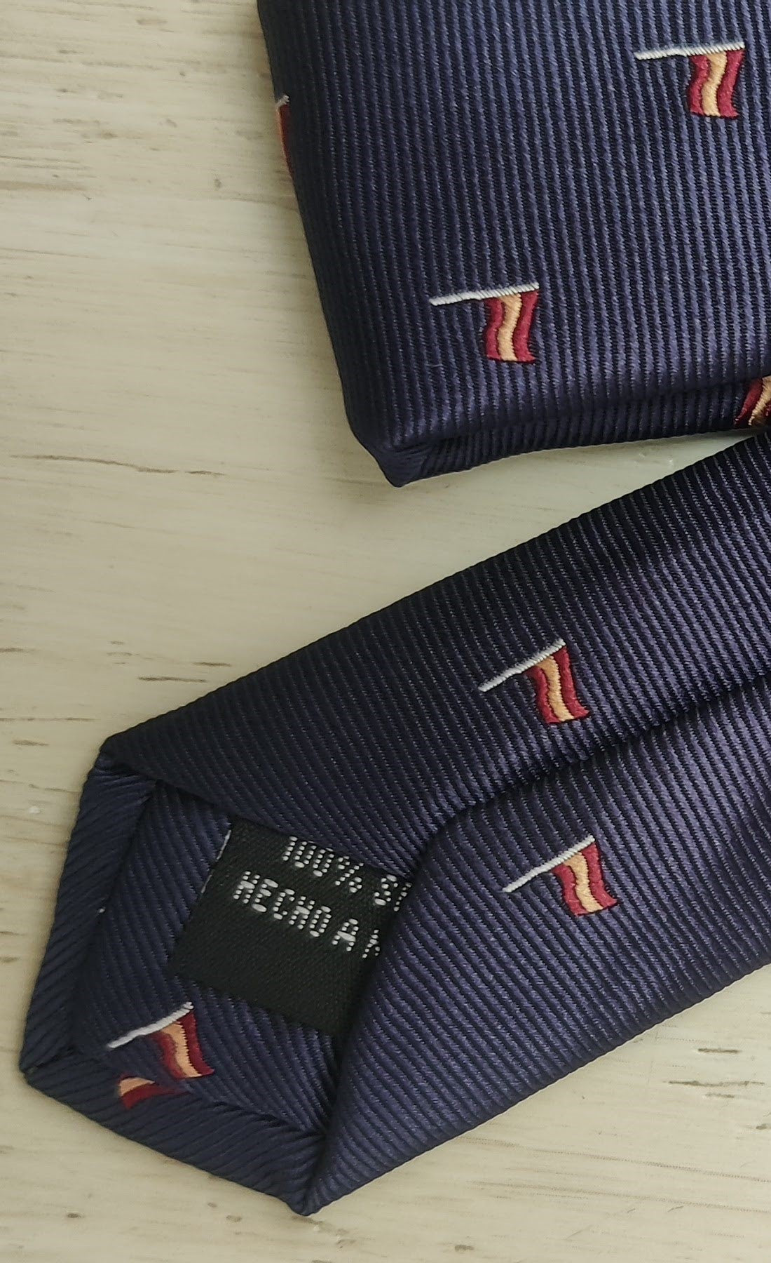 Corbata de Lujo Seda 100% Hecha a Mano | Patrón Banderines Náuticos con bandera de España
