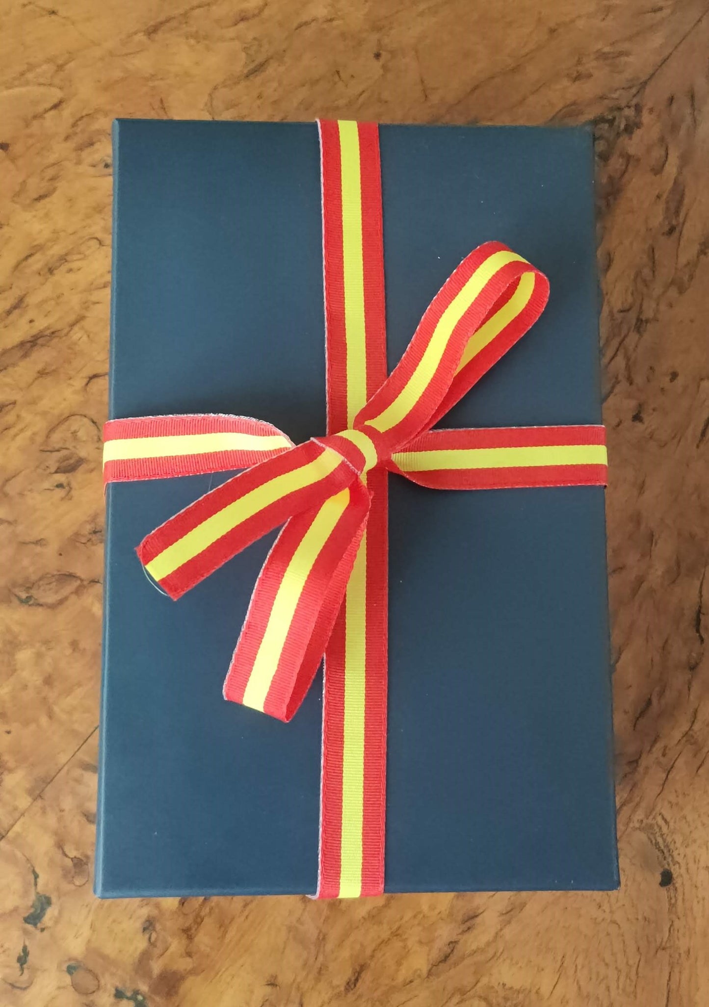 Pack de Regalo de Navidad Exclusivo: Bufanda Reversible, Calcetines a Juego y Pulsera España