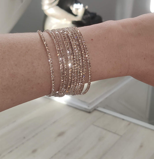 Pulsera elástica de acero plateado con cristales beige