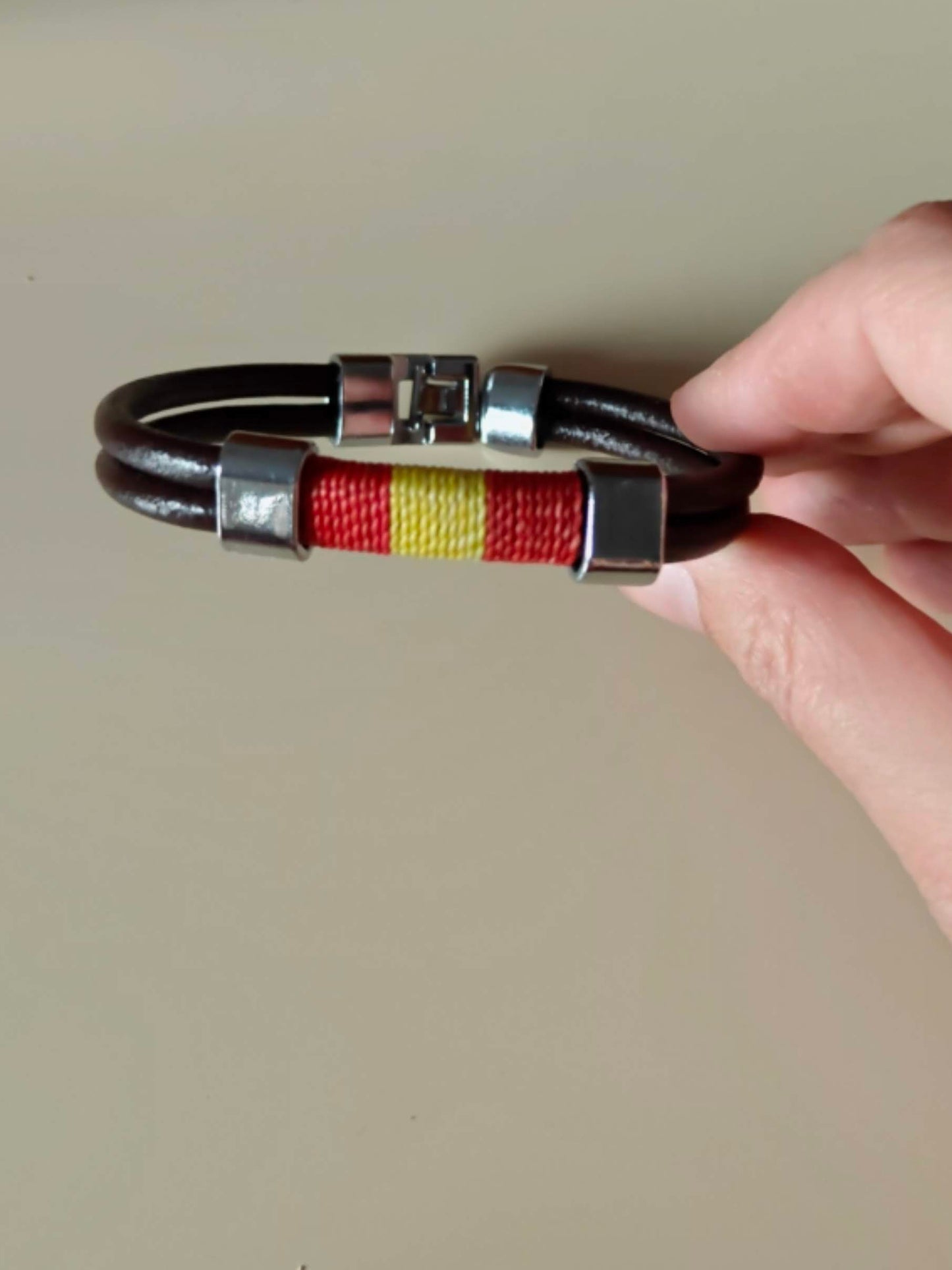 Pulsera Artesanal de Piel de Ubrique con Bandera de España y Cierre de Acero