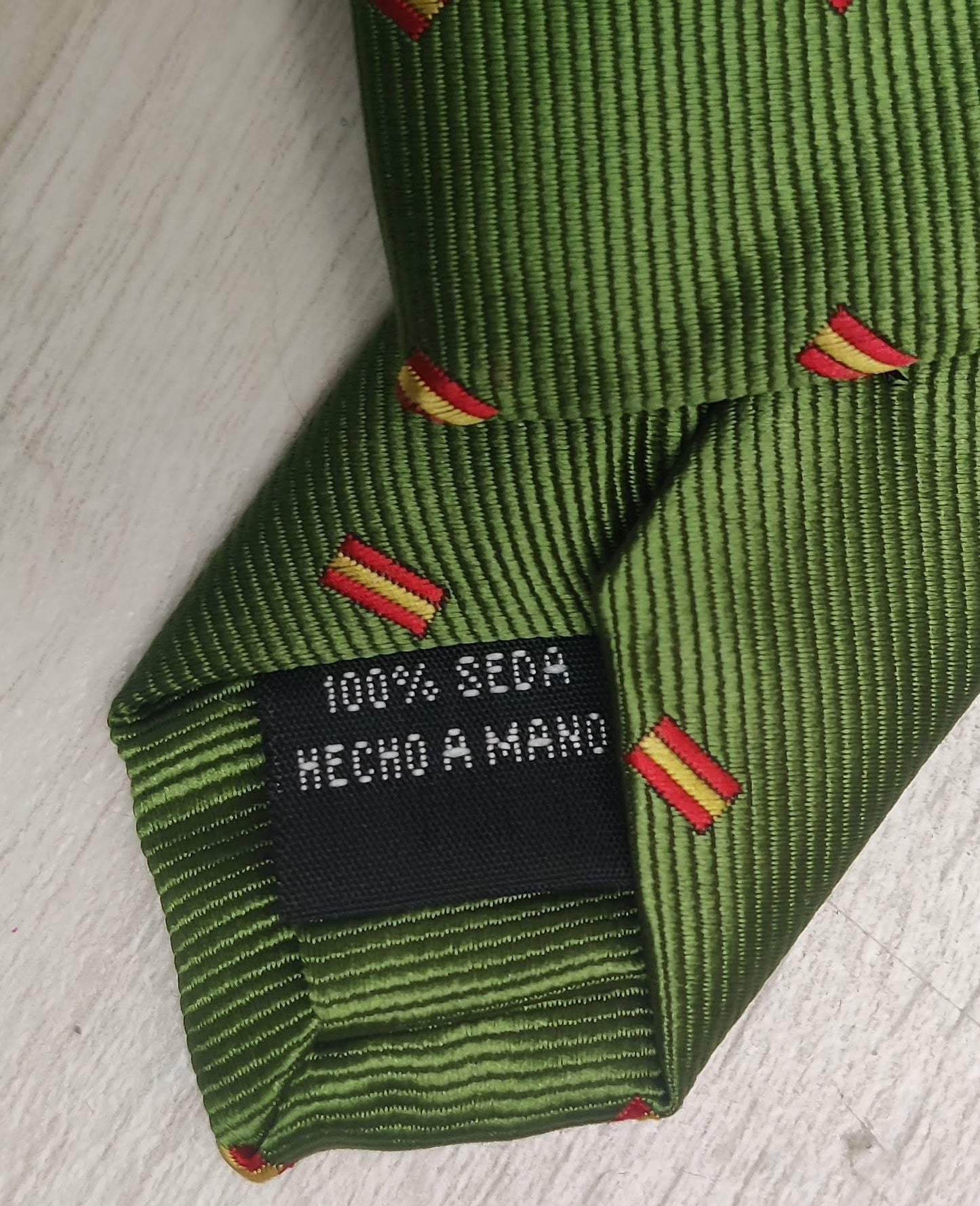 Corbata de Seda verde con la bandera de España Hecha a Mano: Lujo, Patriotismo y Tradición