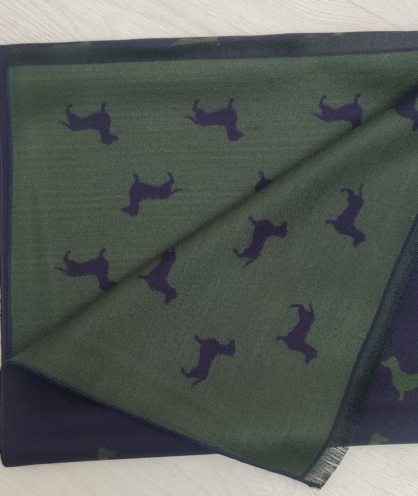 Pack de Regalo de Navidad Exclusivo: Bufanda Reversible, Calcetines a Juego y Pulsera España