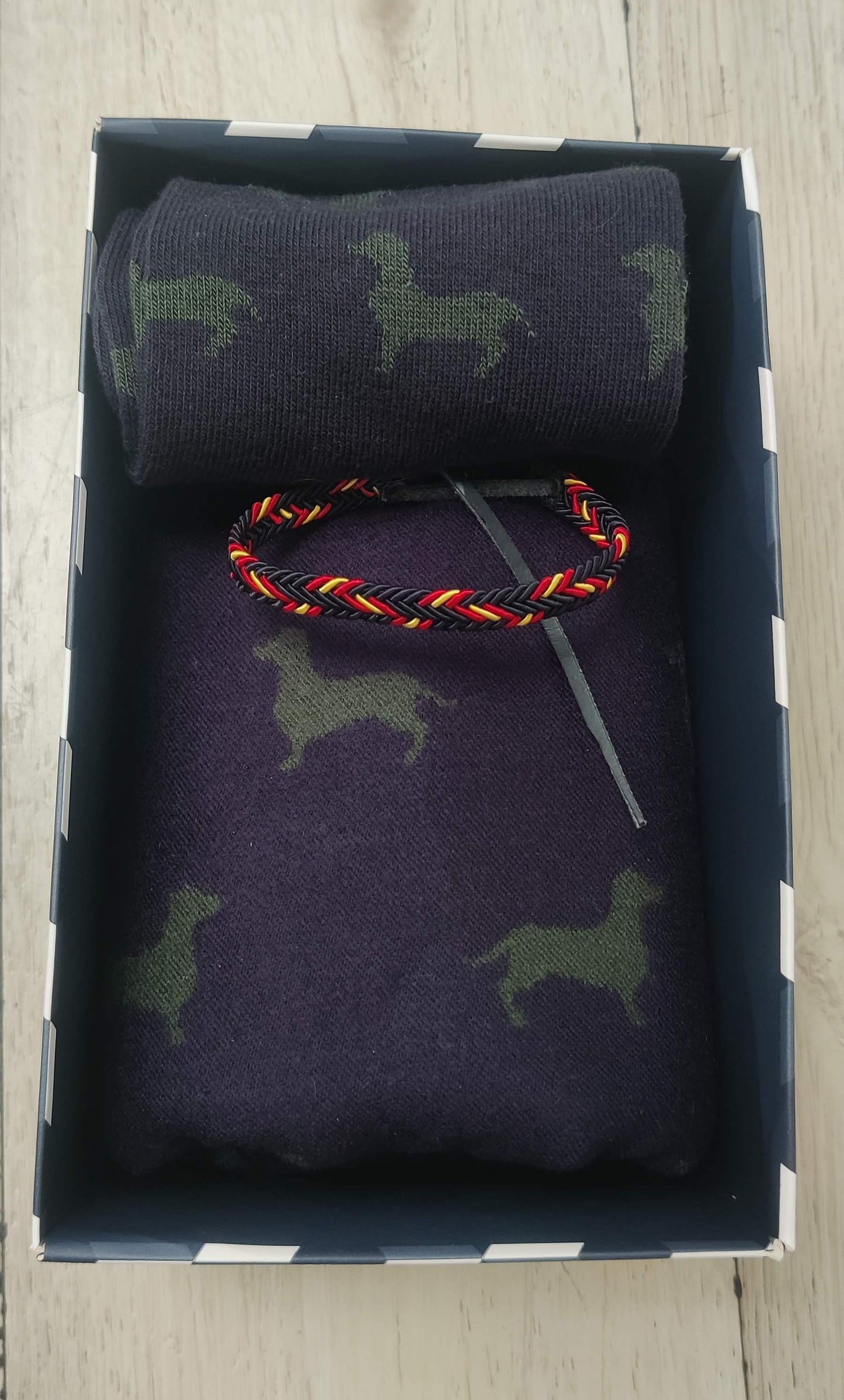 Pack de Regalo de Navidad Exclusivo: Bufanda Reversible, Calcetines a Juego y Pulsera España