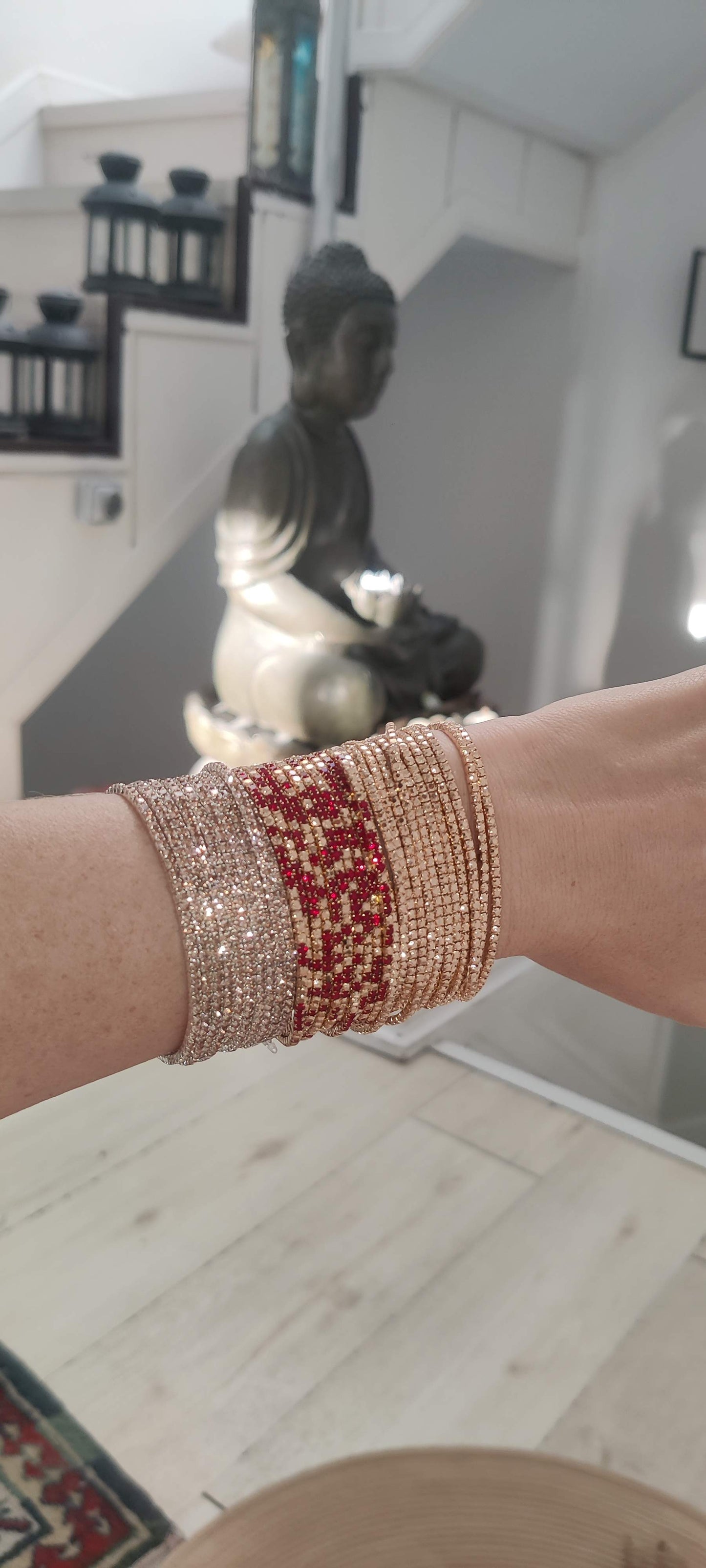 Pulsera elástica de acero dorado con cristales dorados y rojo intenso