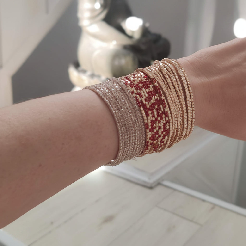 Pulsera elástica de acero dorado con cristales dorados y rojo intenso