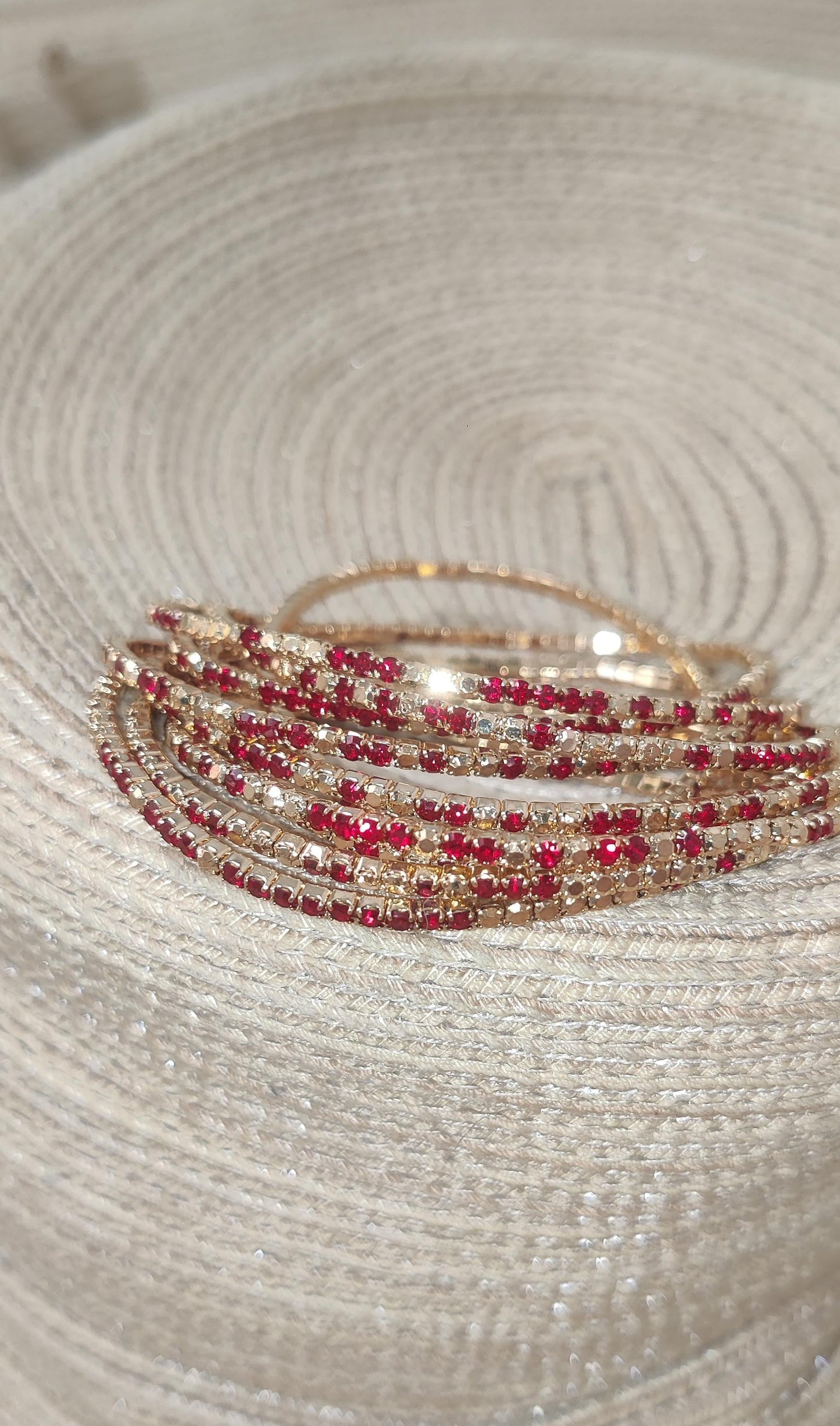 Pulsera elástica de acero dorado con cristales dorados y rojo intenso