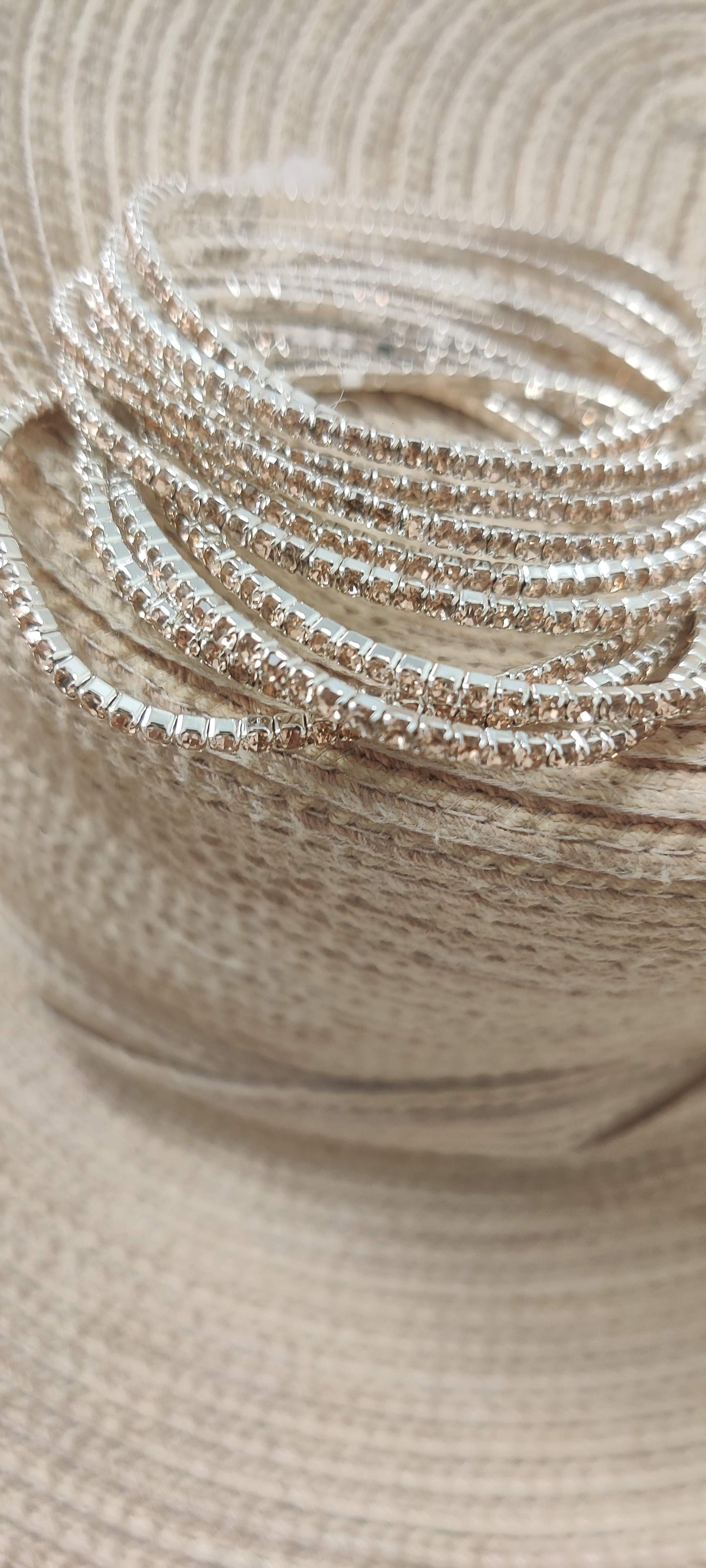 Pulsera elástica de acero plateado con cristales beige