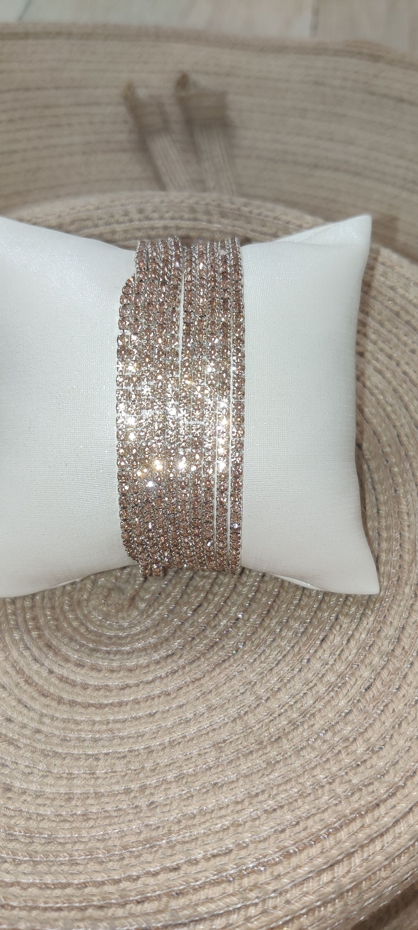 Pulsera elástica de acero plateado con cristales beige