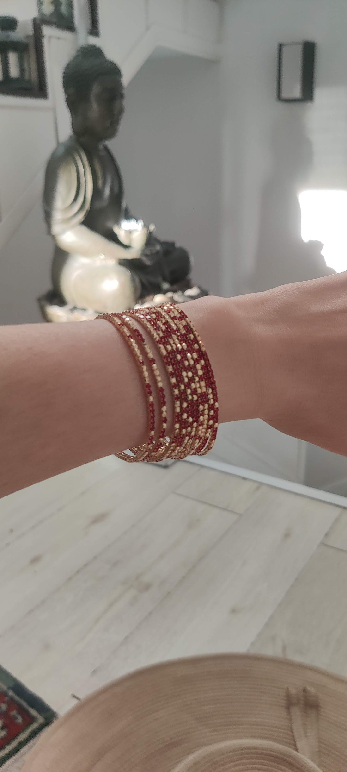 Pulsera elástica de acero dorado con cristales dorados y rojo intenso