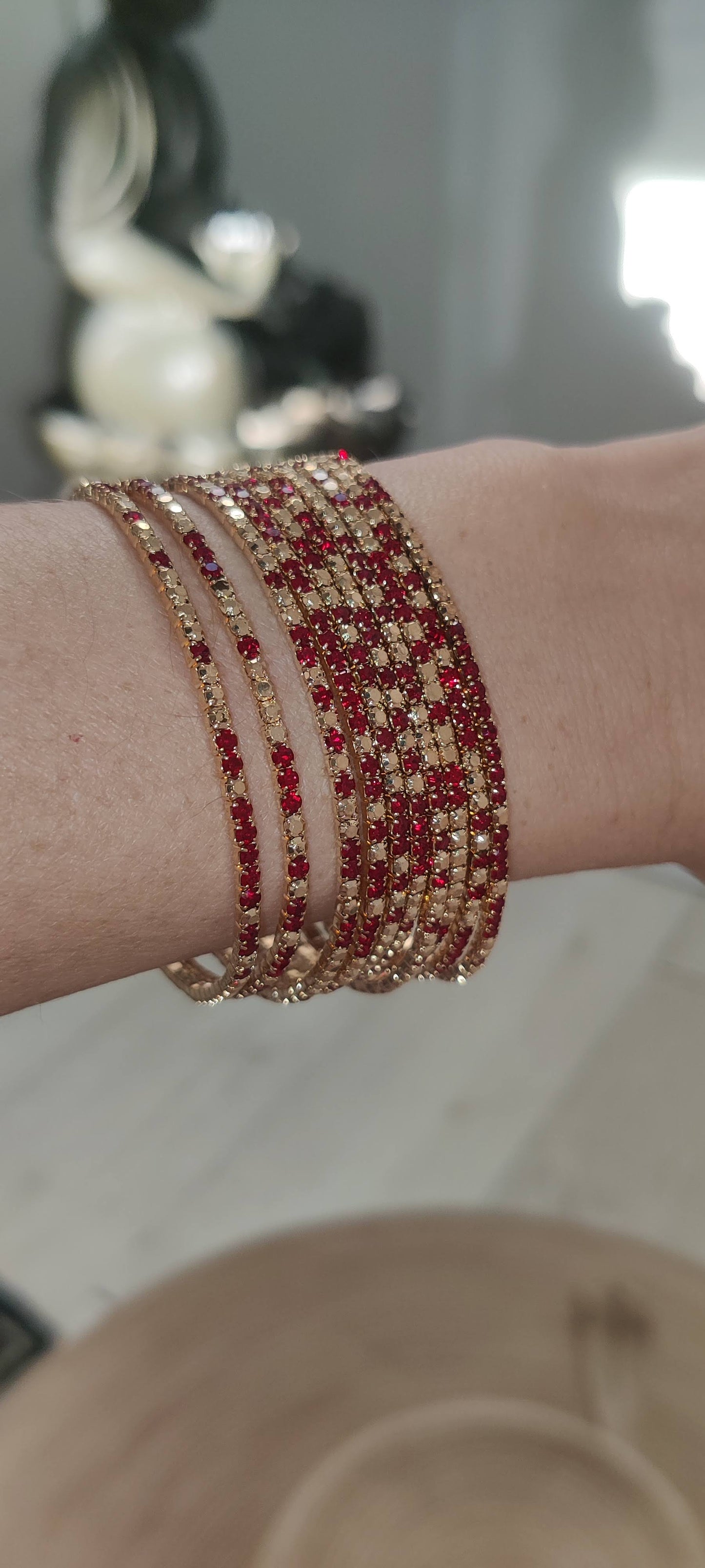 Pulsera elástica de acero dorado con cristales dorados y rojo intenso