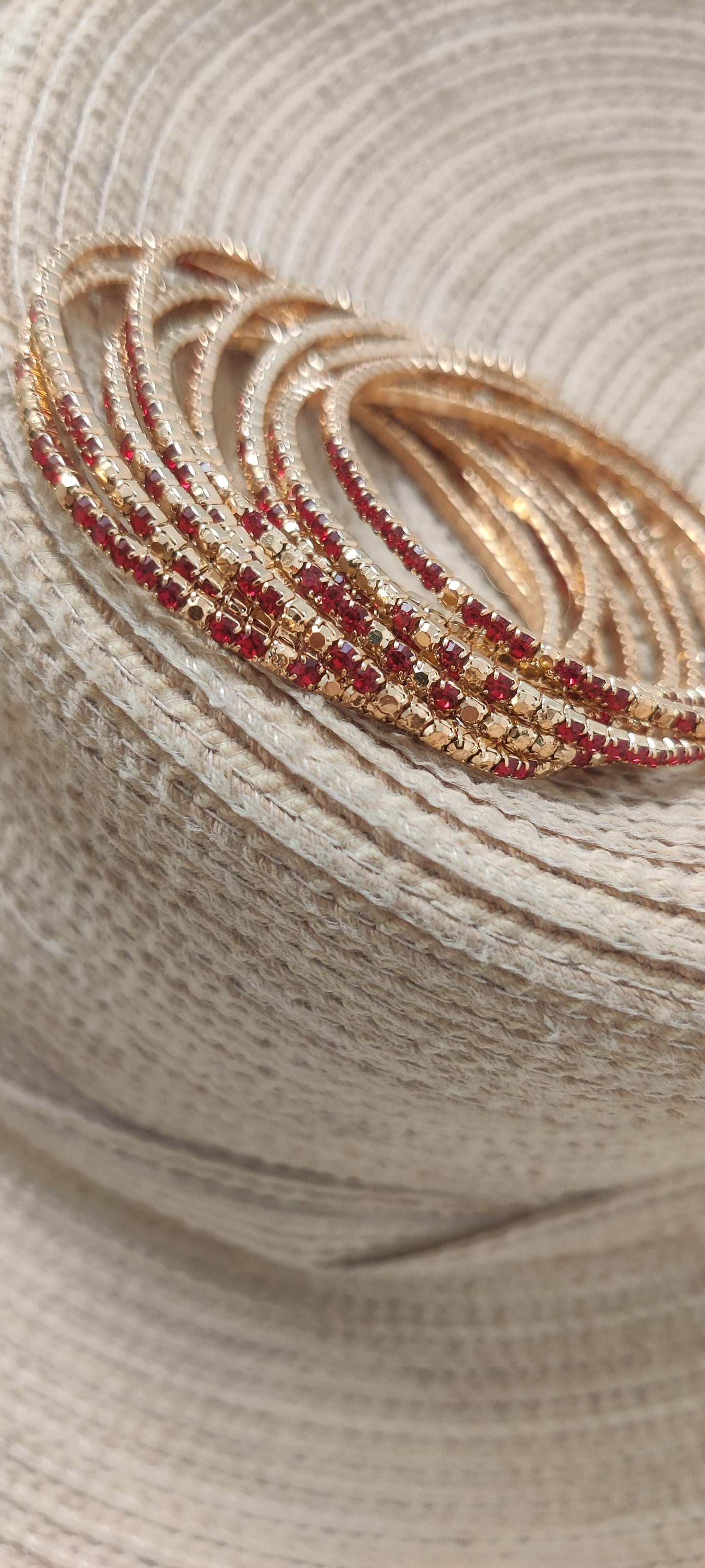 Pulsera elástica de acero dorado con cristales dorados y rojo intenso