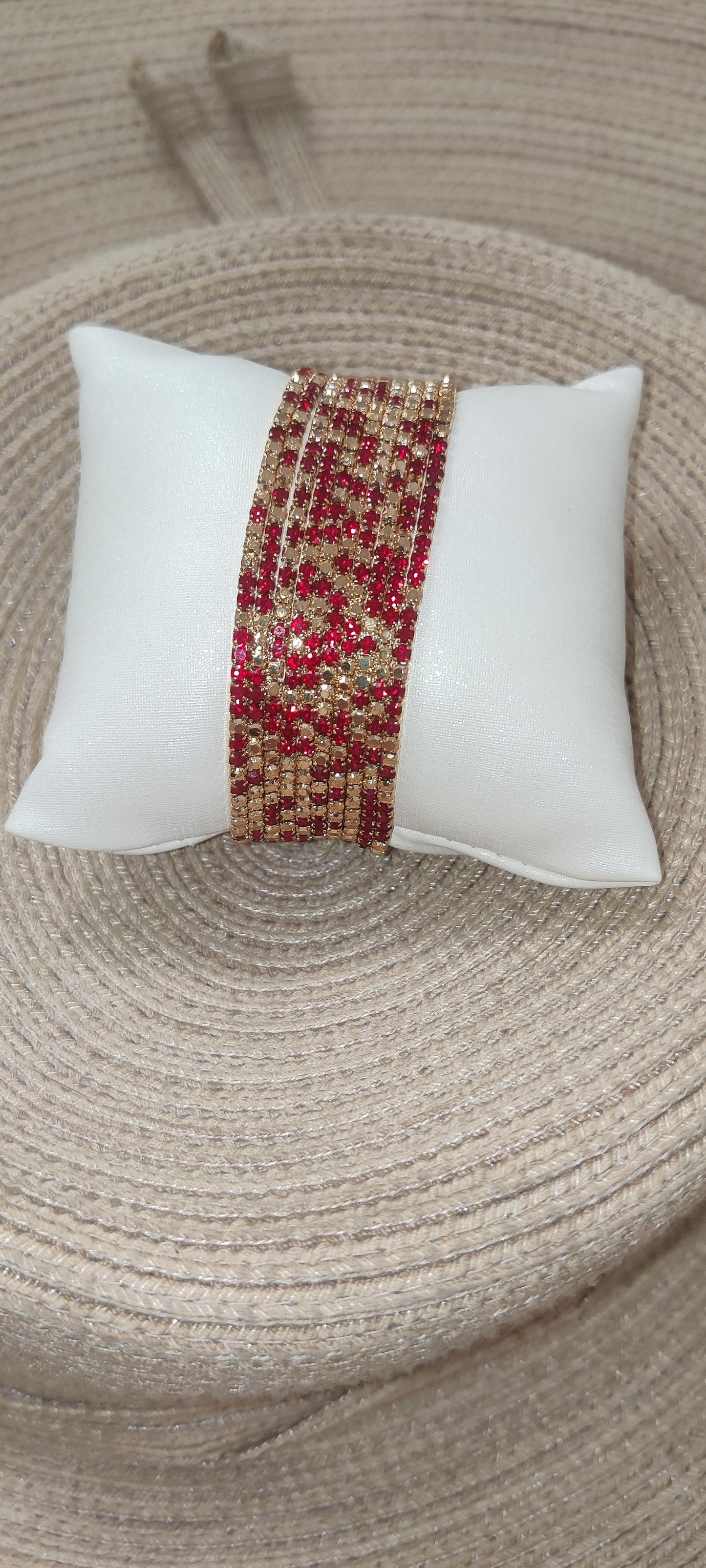 Pulsera elástica de acero dorado con cristales dorados y rojo intenso